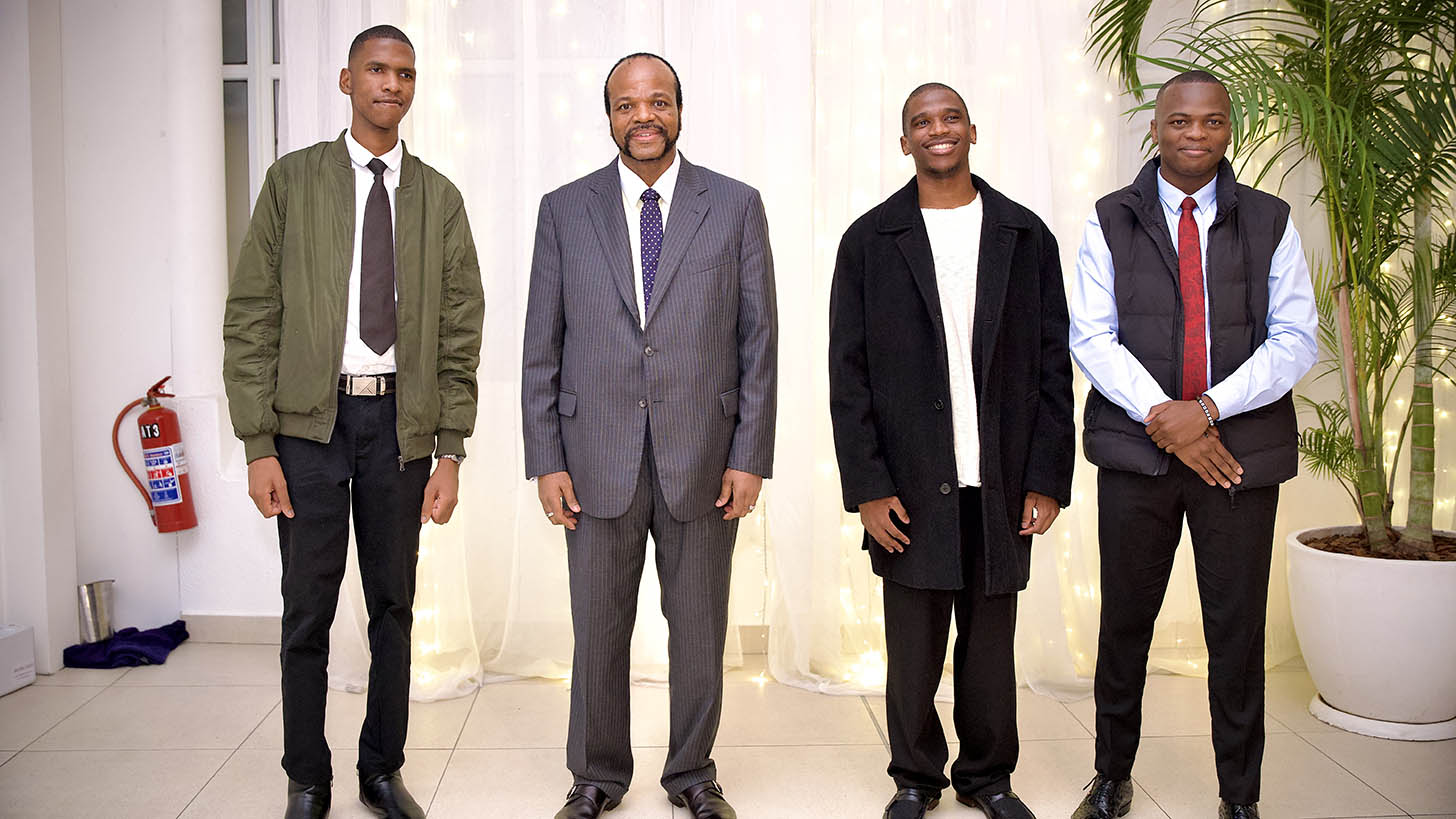 Eleven emaSwati students studying at Cape Town universities were yesterday presented with a E5 000 allowance by His Majesty the King to help with their academic needs and upkeep. 